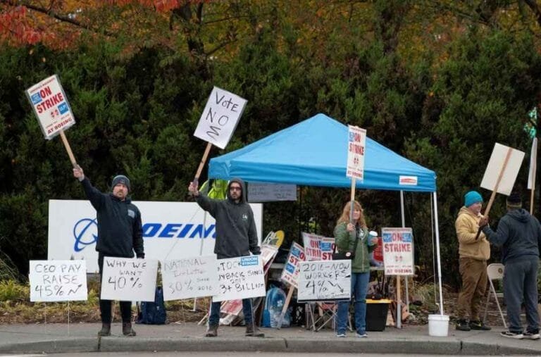 Job creation slows in the United States due to hurricanes and strikes